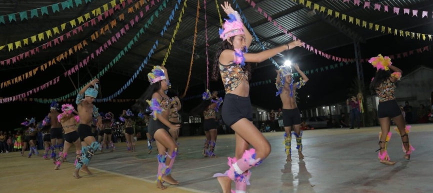 Leia mais sobre o artigo RESGATE DA CULTURA – Alunos do Centro de Convivência da Juventude na Comunidade da Barata realizam apresentação de danças típicas