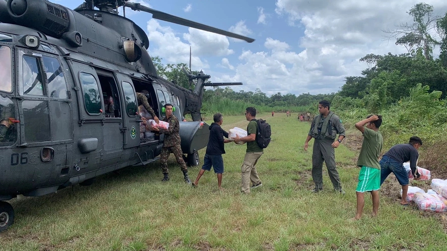 Você está visualizando atualmente Forças Armadas entregam mais de 200 cestas de alimentos na T.I Yanomami