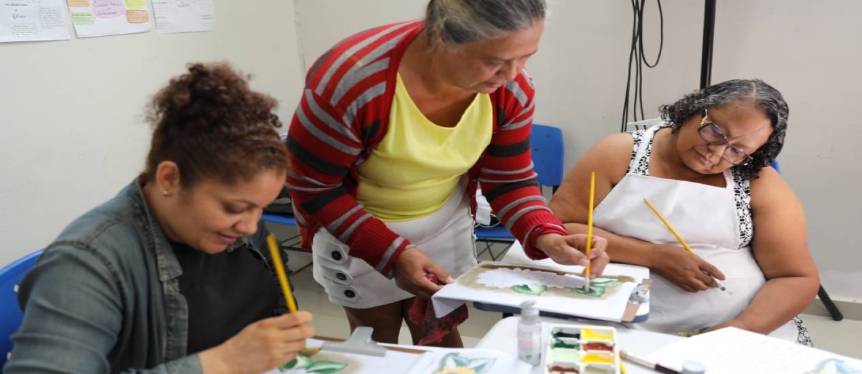 Você está visualizando atualmente Alunos concluem curso de pintura em tecido na Escolegis do bairro Santa Luzia